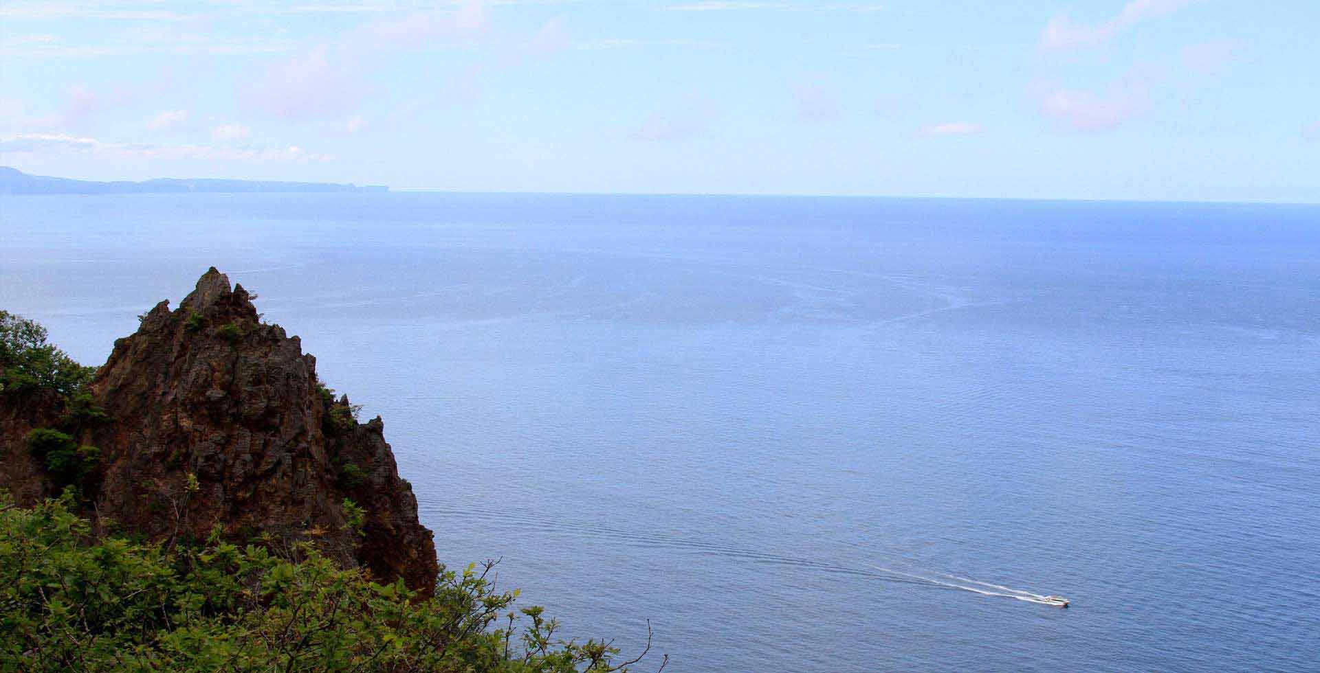 北海道小樽：小樽祝津の海岸をゆく海上観光船あおばと